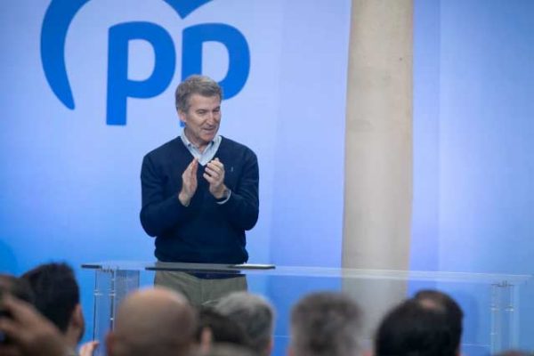 Carlos Mazón, ilocalizable durante la larga ovación que le dedicaron los barones del PP en la cumbre de este fin de semana