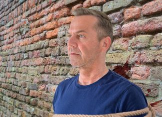 “Qué saludo tan pintoresco hacen, ¿qué significará?”, se pregunta un periodista justo antes de ser fusilado por un escuadrón nazi