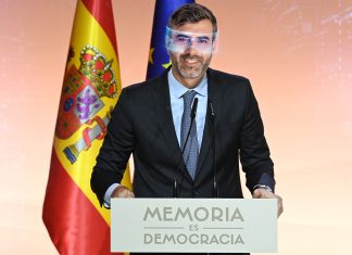 El presidente español del año 2096 conmemora el 50º aniversario del fin de la Ley Mordaza
