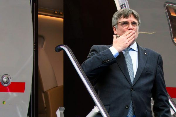 Carles Puigdemont comparece desde su nuevo Falcon para explicar los acuerdos a los que ha llegado con Pedro Sánchez