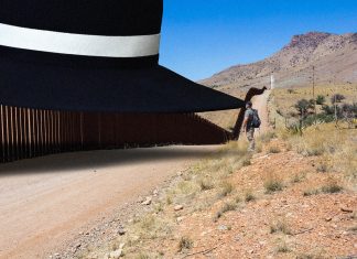 Trump instala el sombrero de Melania en la frontera de México para evitar que los migrantes se le acerquen