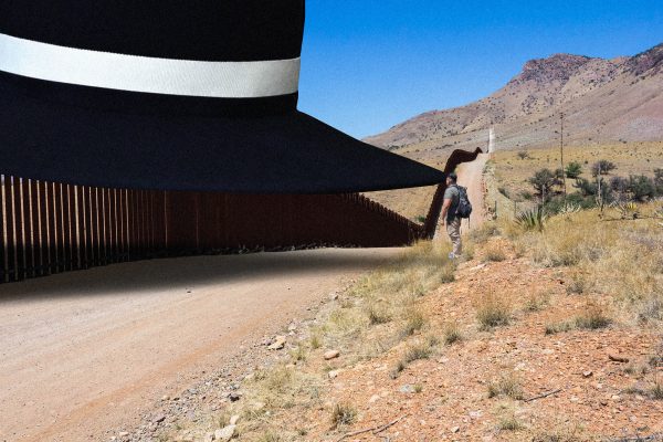 Trump instala el sombrero de Melania en la frontera de México para evitar que los migrantes se le acerquen