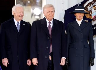 Trump deja claro en el minuto uno que se pasará toda la ceremonia de toma de posesión con el pene al aire