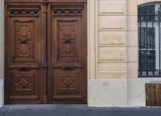 Así son las «puertas para pobres» que se instalarán en los bloques que tengan pisos de protección oficial
