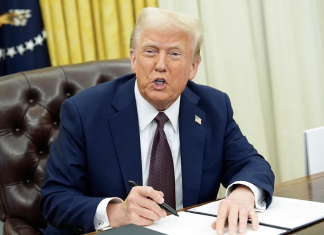 Donald Trump, completamente desbocado, impone aranceles también a Estados Unidos