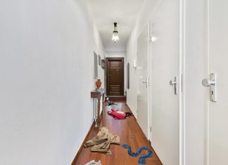 Un hombre que se está cagando irrumpe en casa dejando el pasillo lleno de prendas de ropa como en una tórrida escena de sexo