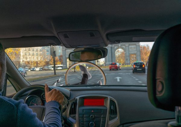 “¡Ya están los ciclistas metiéndose debajo de las ruedas de mi coche como si la carretera fuera suya!”, se queja un conductor