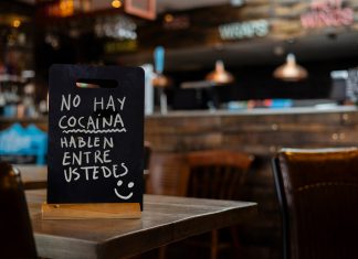 Un bar de Malasaña cuelga un cartel con el texto «No hay cocaína, hablen entre ustedes»
