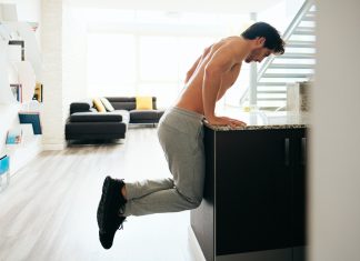 Logra desarrollar sus pectorales y abdominales intentando alcanzar los bollos que su familia escondió en el armario superior de la cocina