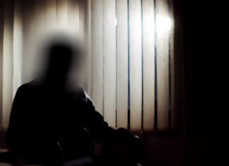 Ingresa en un programa de protección de testigos para que le den un piso en el que vivir