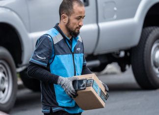 Tras diez horas trabajando, un repartidor de Amazon llega a su casa y comprueba que en ella tampoco hay nadie