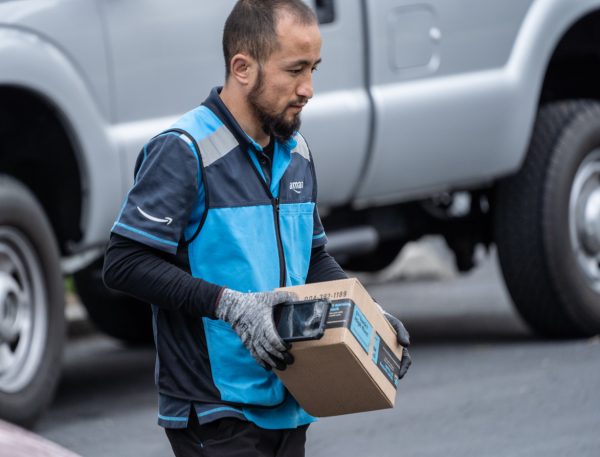 Tras diez horas trabajando, un repartidor de Amazon llega a su casa y comprueba que en ella tampoco hay nadie