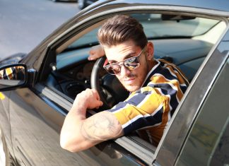 Intenta que el peaje le salga gratis insistiendo en que es «influencer» y prometiendo buenas reseñas en Google