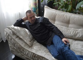 «El riesgo de un nuevo poder feudal tecnológico es mayúsculo», dice un joven cuyo padre posee en exclusiva el mando del televisor