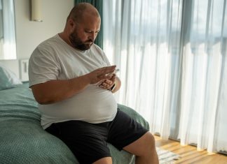 «Llegaré tarde, que estoy aquí con Alfonso dándole a la sinhueso», le dice una señora a su marido, que cree que la sinhueso es el pene