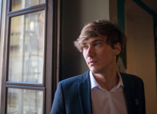 Un joven que paga suscripciones a Prime, Netflix, Spotify, OKdiario, PlayStation Plus, Adobe, Dropbox y el twitch de ElXokas, en contra de los impuestos