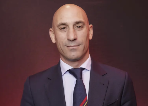 Luis Rubiales confía en que el ramo de rosas, el osito de peluche y la tarjeta de San Valentín que le ha enviado a Jennifer Hermoso ayuden a solucionar las cosas