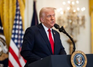 Trump, cada vez más cerca del autoritarismo, valora copiar la ‘ley mordaza’ española