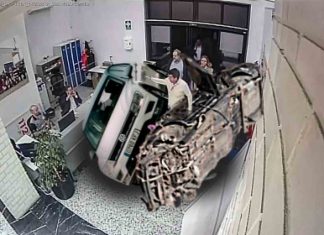 Una investigación concluye que la foto distribuida por el equipo de Mazón donde se le ve llegar al Cecopi con dos coches rescatados en cada brazo es “técnicamente falsa”