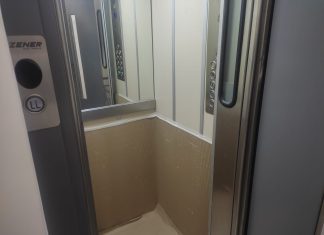 La aparición de un cartón de protección en el ascensor augura al menos dos meses de infierno sonoro
