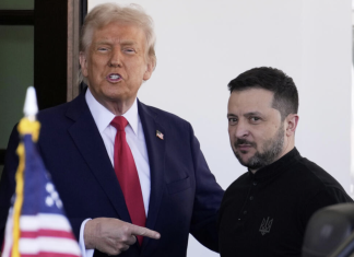 Estados Unidos envía tres trajes a Ucrania para Zelenski