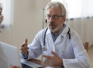 Una mujer a la que le está dando un infarto necesita tranquilizarse, según el médico