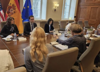El ministro de Economía regresa de su reunión en Estados Unidos con el encargo de redactar un texto de mil palabras, encuadernado y a doble espacio, sobre los objetivos de España en materia de gasto militar