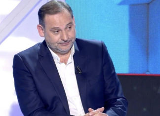 Ábalos pregunta si la subida de los aranceles también afecta «al precio de las putas»
