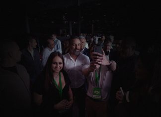 Abascal se niega a usar luz procedente de Marruecos y se ha duchado hoy calentando un barreño con un camping gas