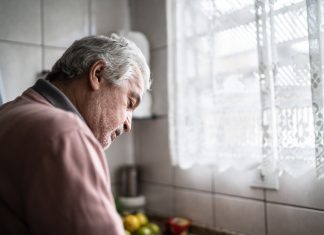Un hombre que ha empezado a freír cebolla a la hora de comer para que oliese a algo rico admite que no tiene ni idea de qué hacer a continuación