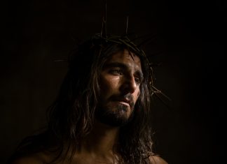 Jesucristo resucita a los tres días y se encuentra a una familia de okupas en su casa
