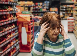 Una señora se da cuenta a la mitad del proceso de que las cajas de autopago le superan