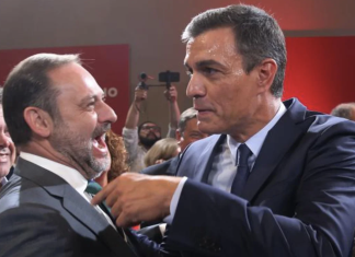 «Ya voy», «Llegando», «1 min», «saliendo» y cinco «wasaps» más que arruinan por completo la imagen de Pedro Sánchez
