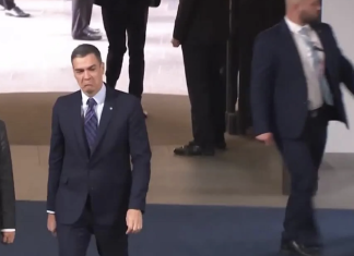 Sánchez interrumpe su agenda para darle un puñetazo a la esposa de Macron