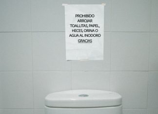 El cartel del baño de un bar pide “no arrojar papel, heces, orina o agua al inodoro”