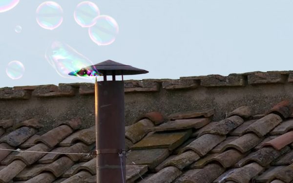 La salida de burbujas de la chimenea del Vaticano indica que el cónclave ha decidido hacer una fiesta de la espuma