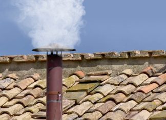 ÚLTIMA HORA: Sale humo blanco de la chimenea del Vaticano pero huele a chistorra, lo que sólo indicaría que los cardenales están desayunando “fuerte”