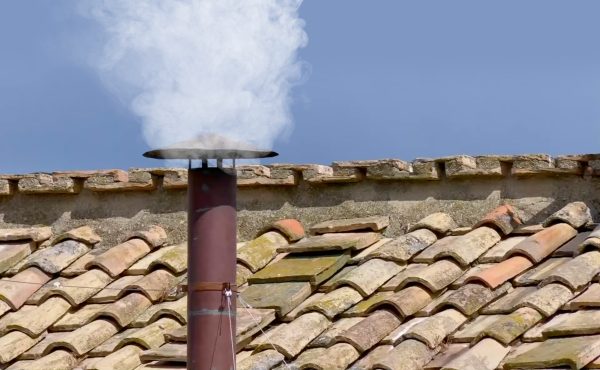 ÚLTIMA HORA: Sale humo blanco de la chimenea del Vaticano pero huele a chistorra, lo que sólo indicaría que los cardenales están desayunando “fuerte”