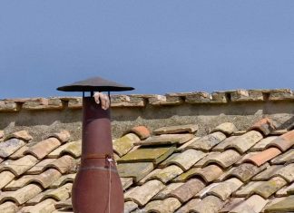 ‘Habemus Papam’ y podría no ser muy listo: el pontífice elegido intenta salir él mismo por la chimenea