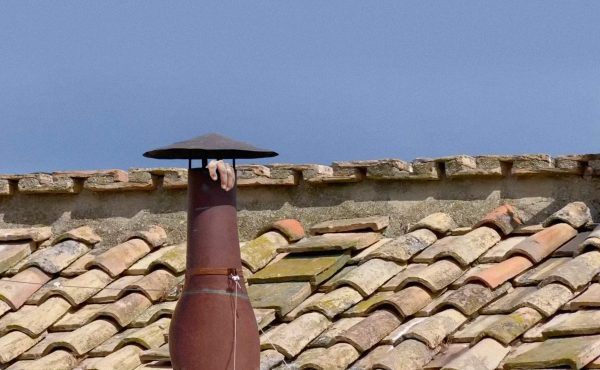 ‘Habemus Papam’ y podría no ser muy listo: el pontífice elegido intenta salir él mismo por la chimenea