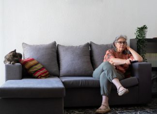 Una mujer siente que ha perdido una discusión con su gato