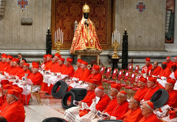 Que varios cardenales hayan acudido al cónclave con un gran número de neumáticos indicaría que están preparados para más de dos “fumatas negras”