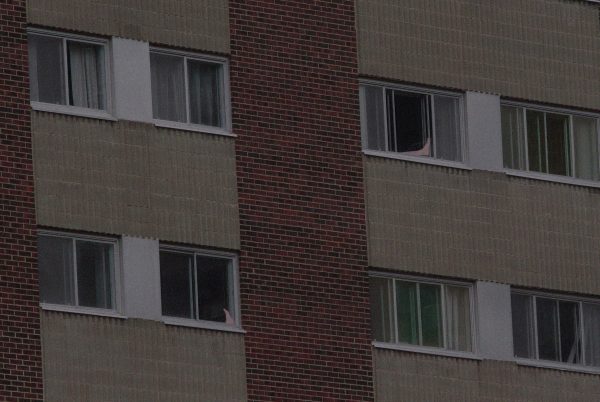 El reducido tamaño de las viviendas obliga a los españoles a sacar un pie por la ventana