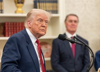 “Qué emoción, y qué gran honor para nuestro país que haya un Papa estadounidense al fin”, dice Trump refiriéndose a sí mismo