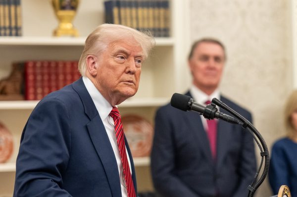 “Qué emoción, y qué gran honor para nuestro país que haya un Papa estadounidense al fin”, dice Trump refiriéndose a sí mismo