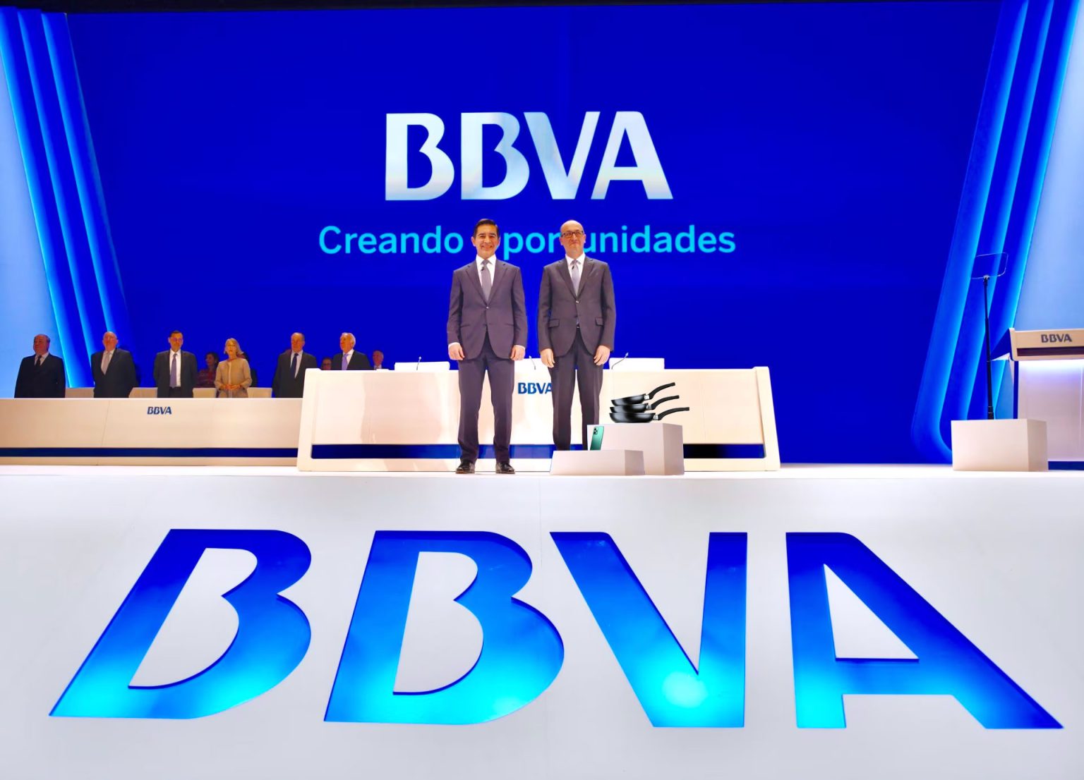 El BBVA renuncia a la opa al Sabadell y por ahora se conforma con un ...