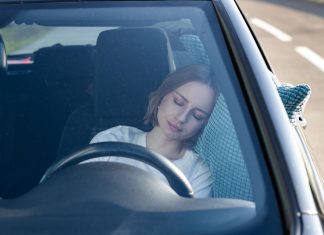 Debido al calentamiento global y al problema de la vivienda, Sanidad aconseja dormir con las ventanillas del coche bajadas este verano