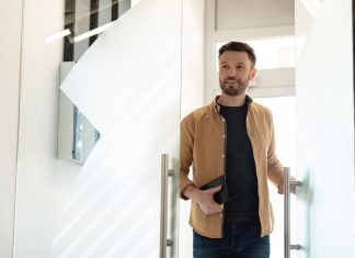 Un idiota que se creyó lo de «las puertas de mi despacho siempre están abiertas» ha ido a presentarle al jefe «ideas para mejorar la compañía»