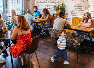Todos los comensales del restaurante, deseando en el fondo que el niño que no ha dejado de correr en 20 minutos se tropiece de una vez