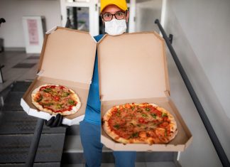 Cómo juntar las cajas de pizza que tienes tiradas en casa para construir una nueva vivienda